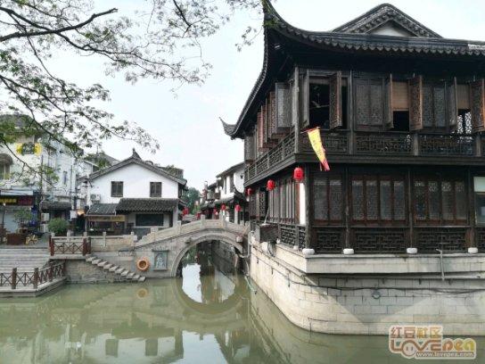 中国战斗机飞行员的待遇工资多少啊